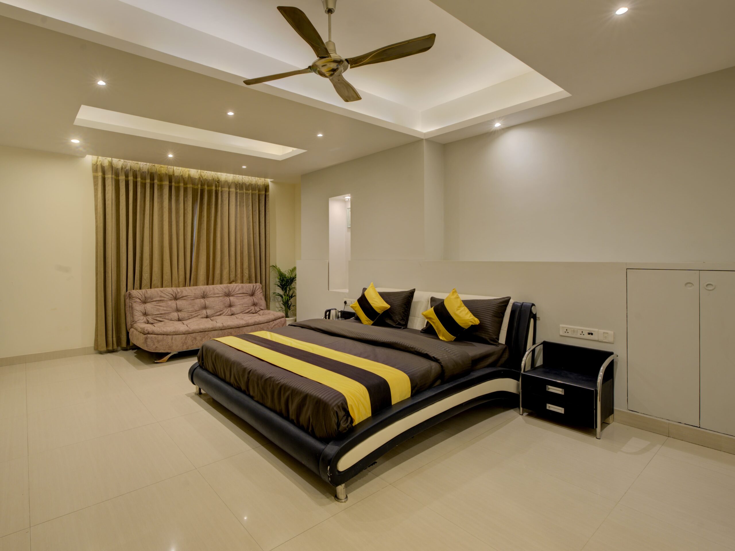 DSC04169_70_71Interior 2 copy